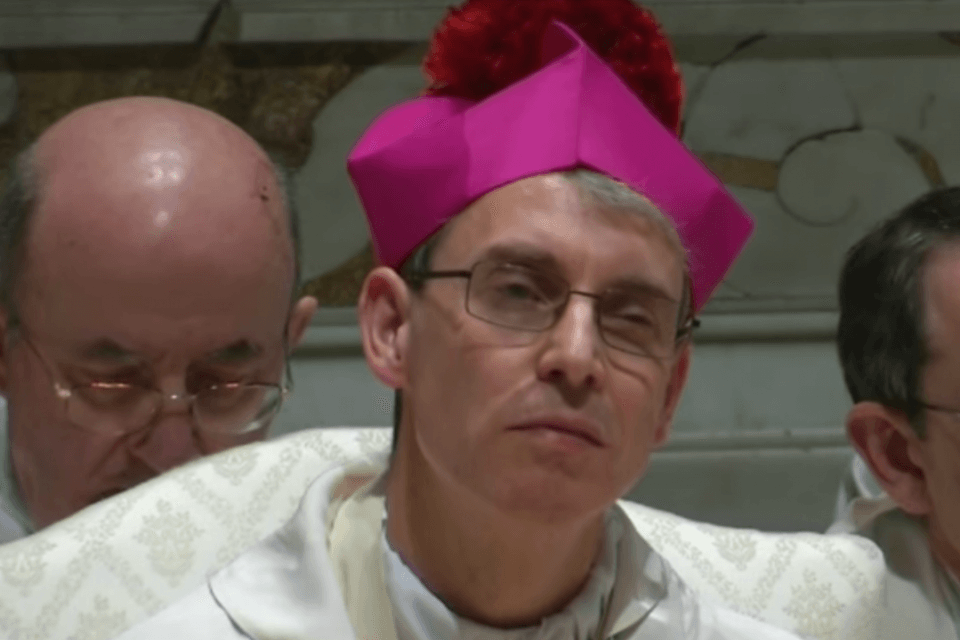 Pavia, il vescovo Sanguinetti contro il DDL Zan: "legge pericolosa, è in gioco la libertà di pensiero" - Mons Corrado Sanguineti ordinato Vescovo - Gay.it