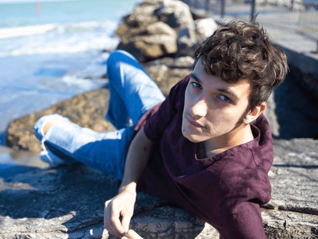 Pietro Turano di Skam Italia, ragazze gli chiedono foto e poi gli urlano “A FR*CIO!” – la video denuncia
