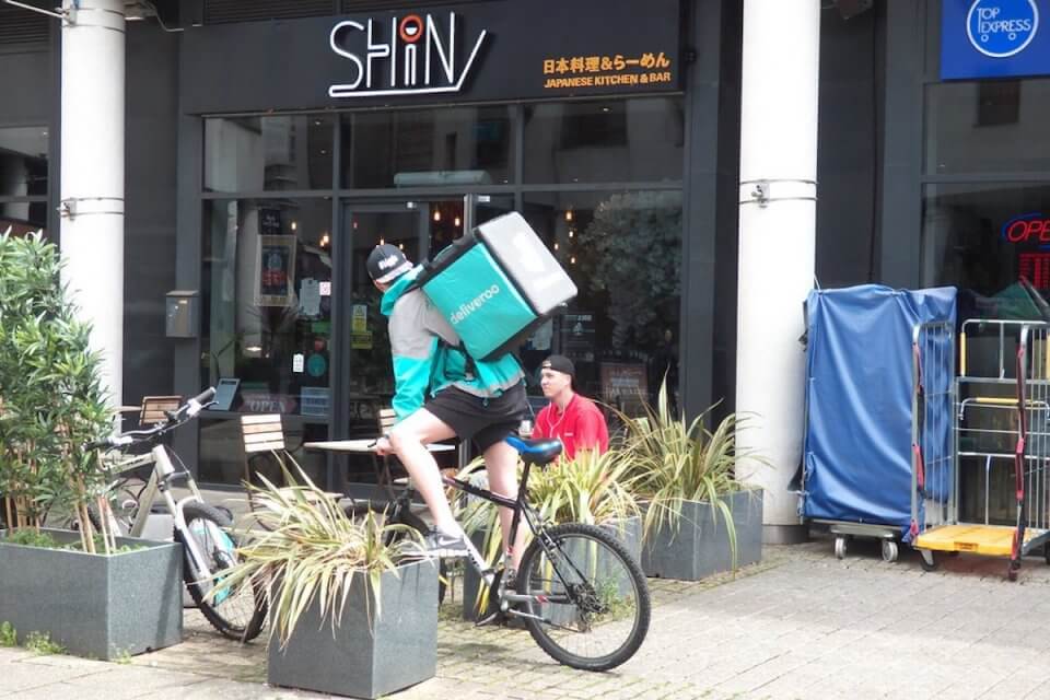 Rider Deliveroo sospeso dopo aver riempito di insulti omofobi una coppia gay - Rider Deliveroo - Gay.it