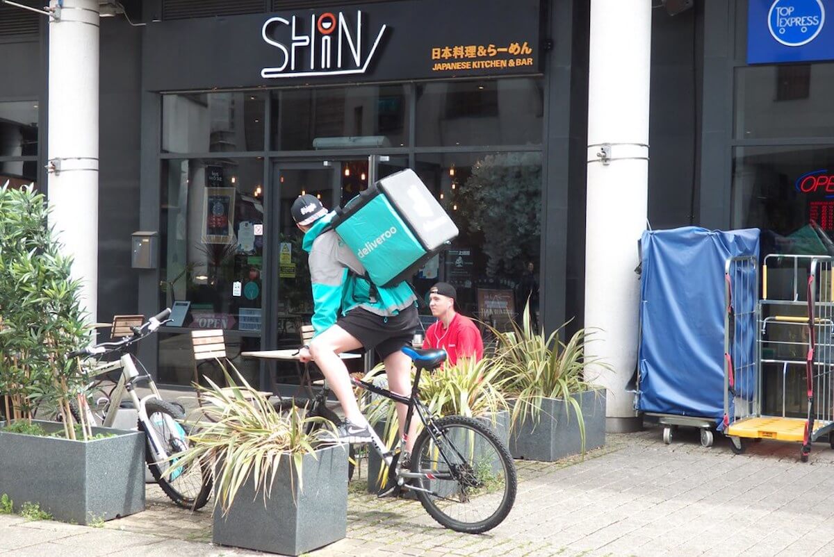 Rider Deliveroo sospeso dopo aver riempito di insulti omofobi una coppia gay