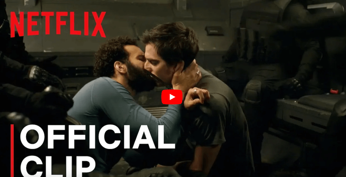 The Old Guard, Luca Marinelli mercenario gay nel film Netflix: la scena d’amore con Marwan Kenzari – il video