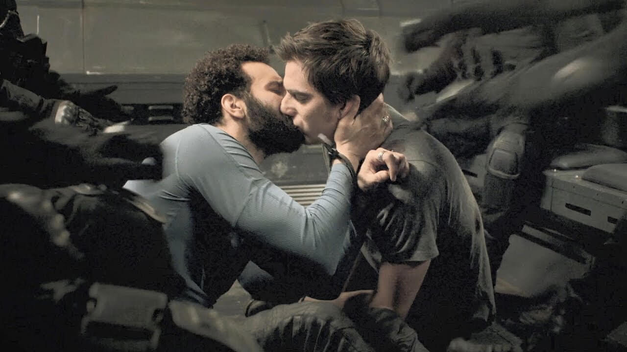 Luca Marinelli torna nella coppia gay con Marwan Kenzari in The Old Guard 2, prime immagini e data d’uscita (VIDEO)