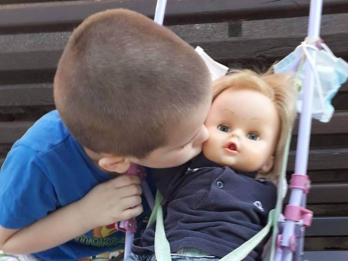 Anziano ‘sgrida’ un bambino che gioca con le bambole: la sua risposta è da applausi