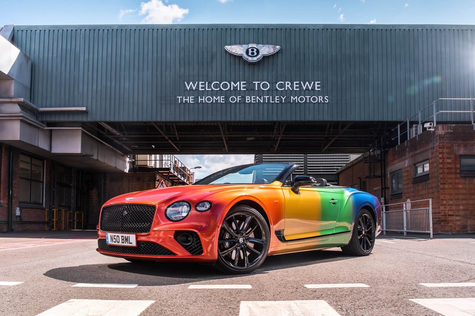 Bentley celebra il Pride con una Continental GT rainbow da 250.000 dollari - bentley 1 - Gay.it