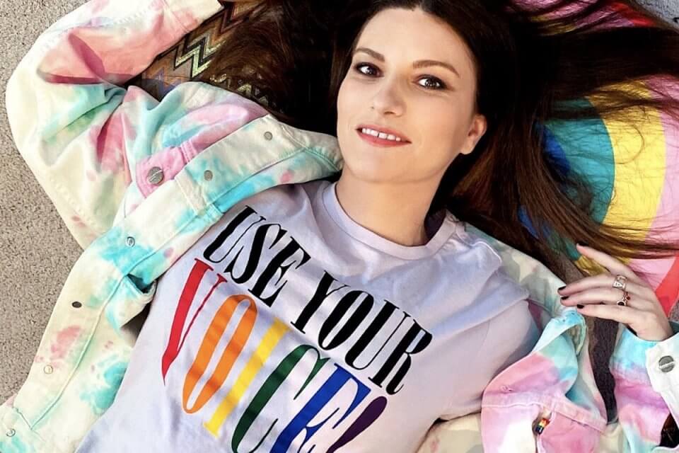 Laura Pausini mette all'asta su Ebay giubbotto e maglietta autografata per sostenere Arcigay Milano - laura pausini pride asta - Gay.it