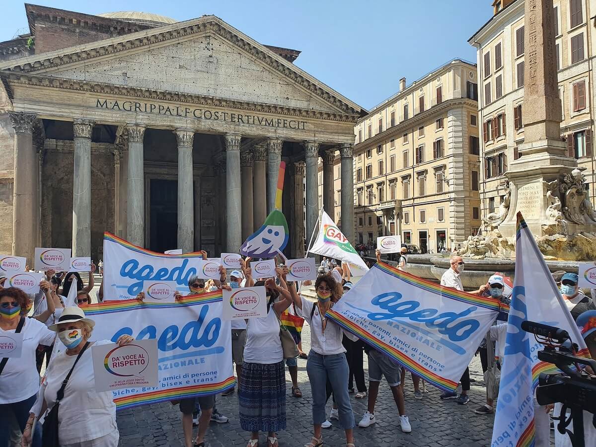 Roma, flash mob al Pantheon a sostegno del DDL Zan – le foto