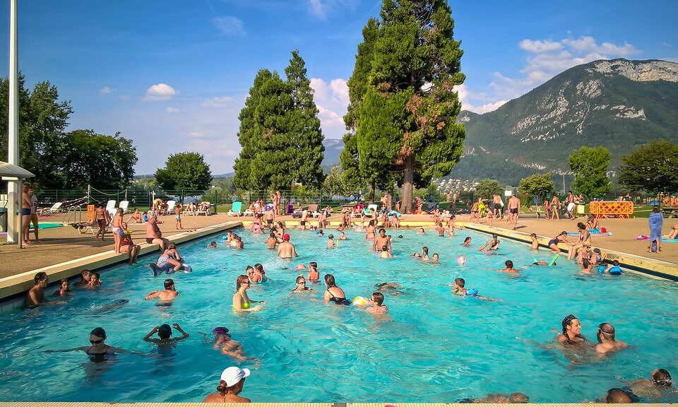 Coppia di ragazze invitate ad andarsene dalla piscina: "è pieno di bimbi, disturbate la vista" - piscina omofobia - Gay.it