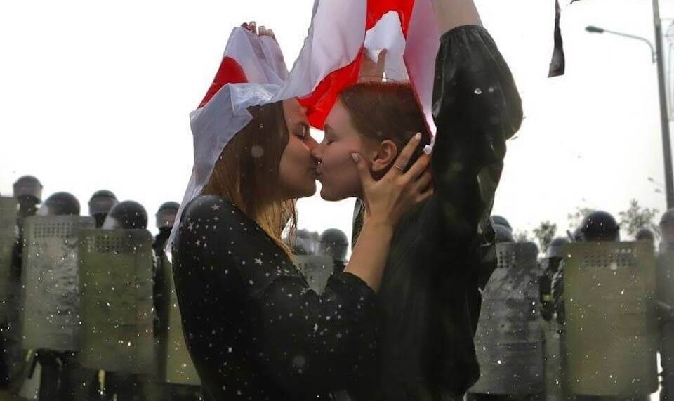 Bielorussia, è virale la foto del bacio tra due ragazze contro ogni forma di tirannia