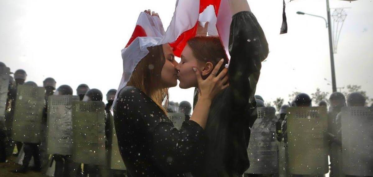 Bielorussia, è virale la foto del bacio tra due ragazze contro ogni forma di tirannia