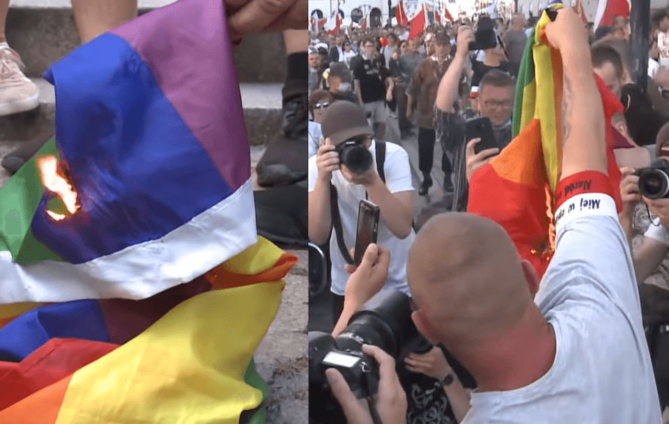Polonia, insulti omofobi e bandiera rainbow bruciata durante la marcia dei 76 anni della Rivolta di Varsavia - video - Bruciano bandiera rainbow durante la marcia dei 76 anni della Rivolta di Varsavia - Gay.it