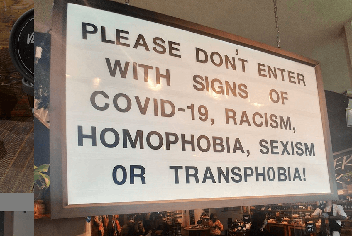Edimburgo, negozio Lush avvisa: “Non entrare se sei omotransfobico, razzista, sessista e Covid-19 positivo”