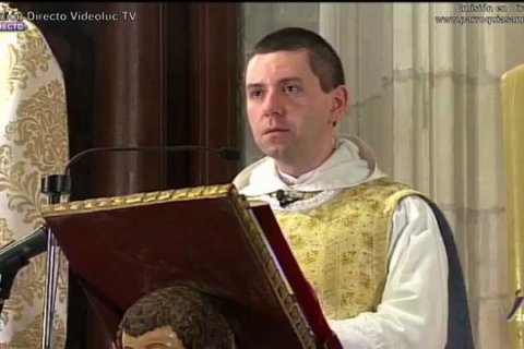 Un prete etichetta i gay come “depravati viziosi” e le persone transgender come “aberrazione” - Fray Francesc Xavier Catalá - Gay.it