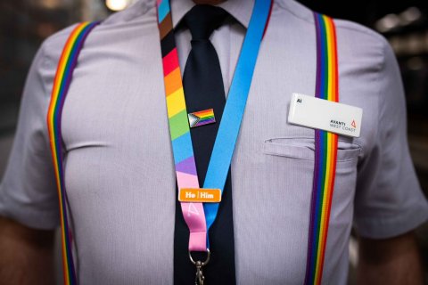 L'Unione Europea riconosce il genere non binario: il caso delle ferrovie francesi - Londra treno rainbow interamente composto da dipendenti LGBT 3 - Gay.it