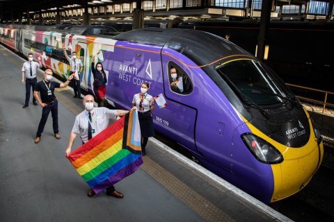 Londra, via al treno rainbow interamente composto da dipendenti LGBT - Londra treno rainbow interamente composto da dipendenti LGBT - Gay.it