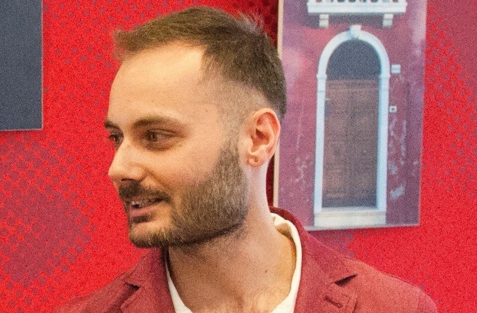 "Poveracci malati incul*bili", e scatta la denuncia in procura per omofobia - Michael Crisantemi - Gay.it