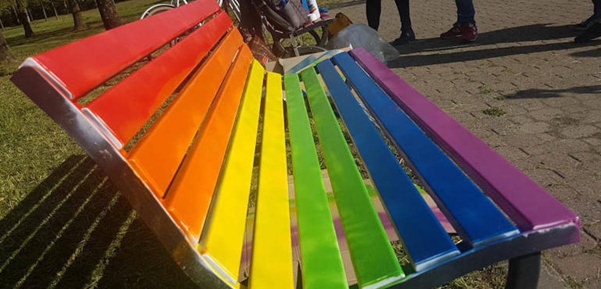 Napoli,  panchine arcobaleno in ogni municipalità per dire basta all’omotransfobia