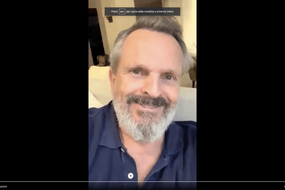 Miguel Bosè guida una manifestazione di negazionisti antimascherina in Spagna