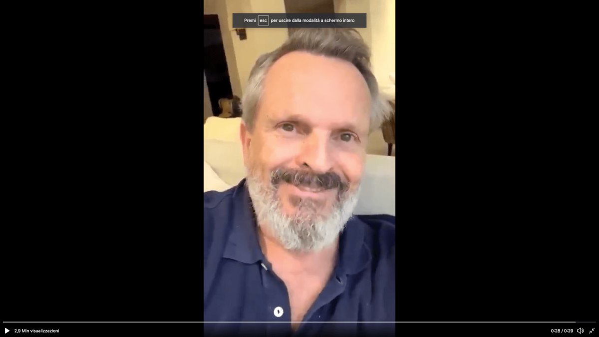 Miguel Bosè guida una manifestazione di negazionisti antimascherina in Spagna