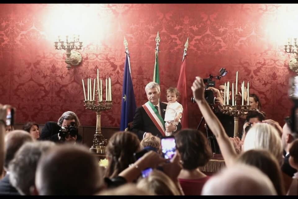 Tuttinsieme, arriva al cinema il doc autobiografico sulla famiglia arcobaleno di Marco Simon Puccioni –  trailer