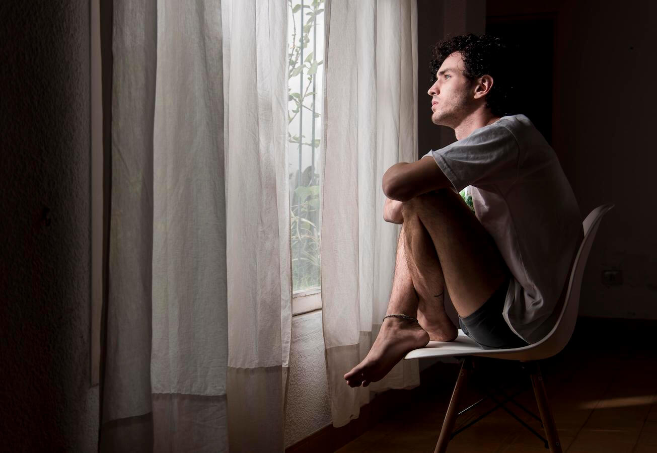 Costringe il figlio gay a spogliarsi, poi lo frusta. La colpa: stava usando Grindr