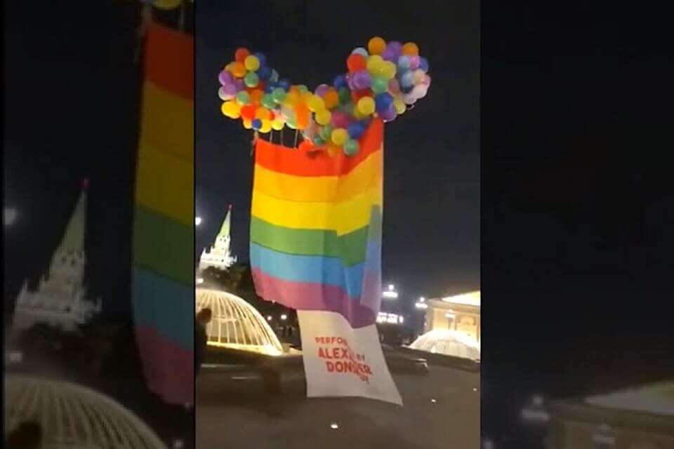 ‘Attacco rainbow’ in Russia: una bandiera LGBT vola verso il Cremlino sostenuta da palloncini
