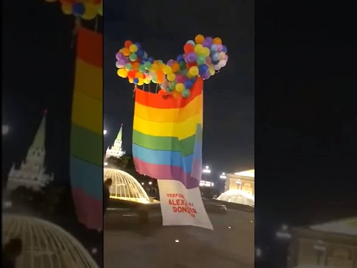 ‘Attacco rainbow’ in Russia: una bandiera LGBT vola verso il Cremlino sostenuta da palloncini