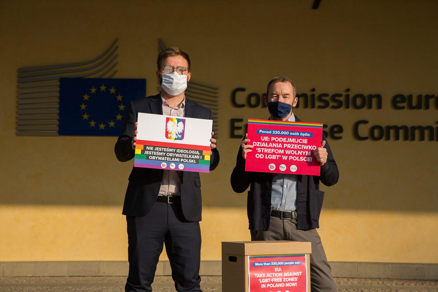 Stop alle "Zone libere da LGBT" in Polonia: consegnate 330.000 firme e proiezioni ad hoc sul palazzo UE - 220920ALLOUT EuroCommission LR 5187 - Gay.it