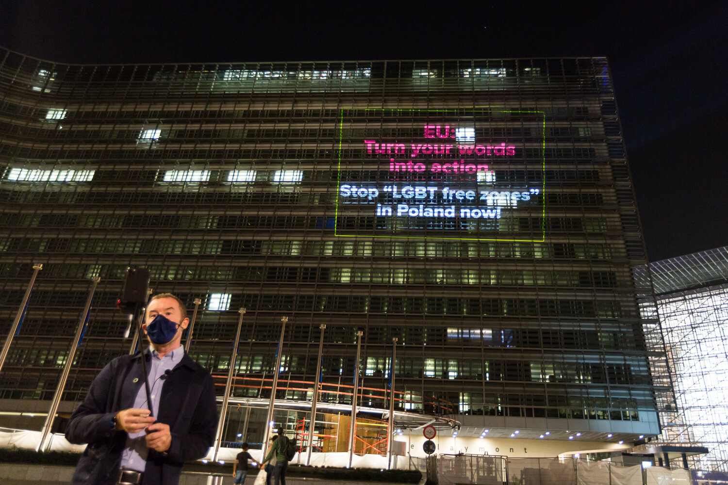 Stop alle "Zone libere da LGBT" in Polonia: consegnate 330.000 firme e proiezioni ad hoc sul palazzo UE - 220920ALLOUT Projection LR 5445 - Gay.it