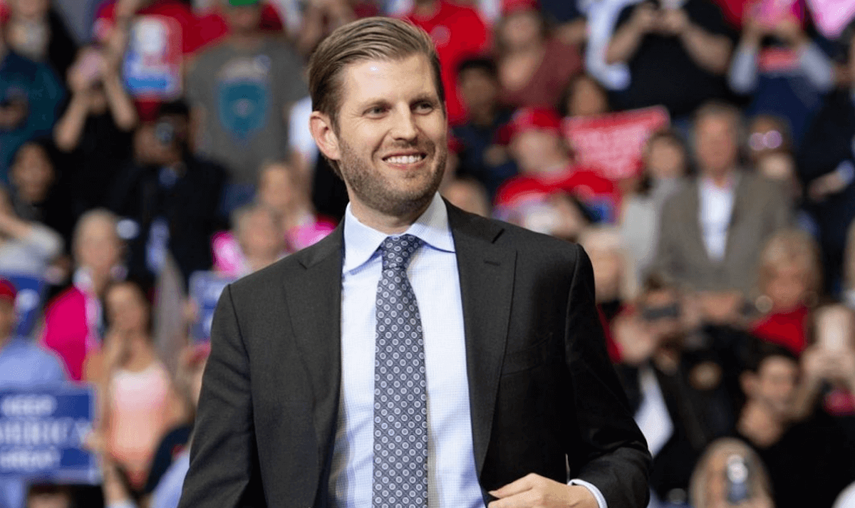 Eric Trump fa coming out in diretta tv e poi ritratta: “Faccio parte della comunità LGBT, che ama mio padre” – video