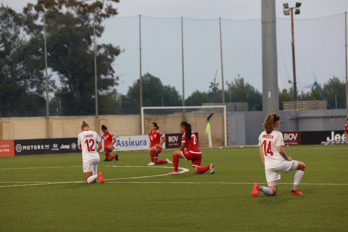 Qualificazioni Euro 2022, le calciatrici di Malta e Danimarca in ginocchio per dire basta all’omofobia