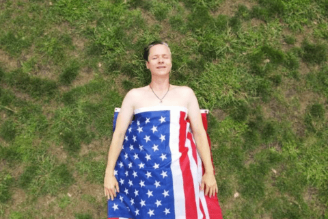 John Cameron Mitchell, nel suo nuovo video Donald Trump viene mangiato vivo - John Cameron Mitchell nel suo nuovo video Donald Trump viene mangiato vivo - Gay.it