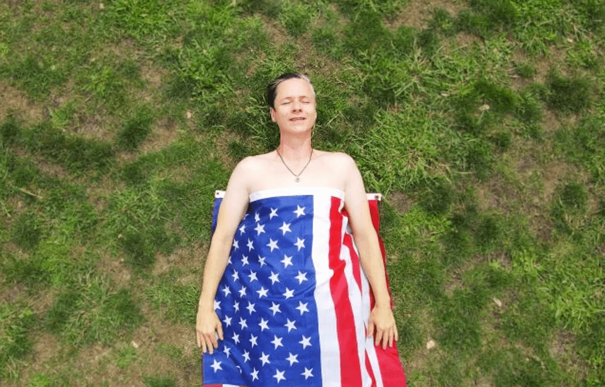 John Cameron Mitchell, nel suo nuovo video Donald Trump  viene mangiato vivo