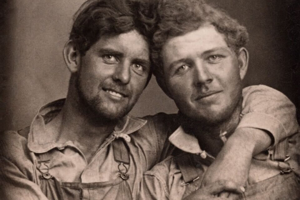 LOVING: A Photographic History, foto d'epoca di uomini innamorati tra il 1845 e il 1955 - la gallery - LOVING A Photographic History - Gay.it