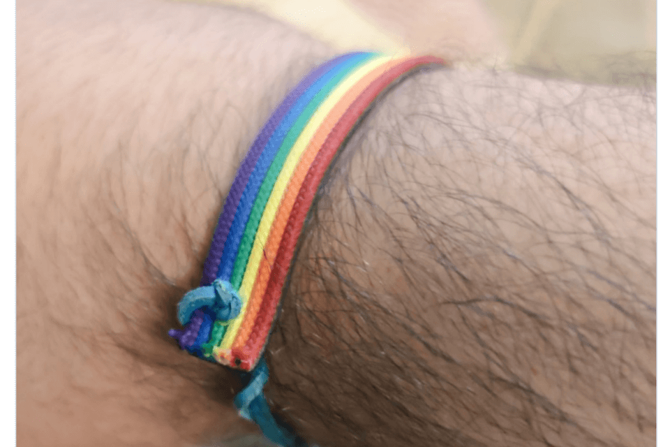 Mamma a un medico con un braccialetto rainbow: "Non voglio che mio figlio venga curato da un degenerato" - Mamma a un medico con un braccialetto rainbow cover - Gay.it