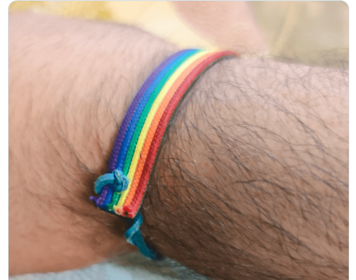 Mamma a un medico con un braccialetto rainbow: “Non voglio che mio figlio venga curato da un degenerato”