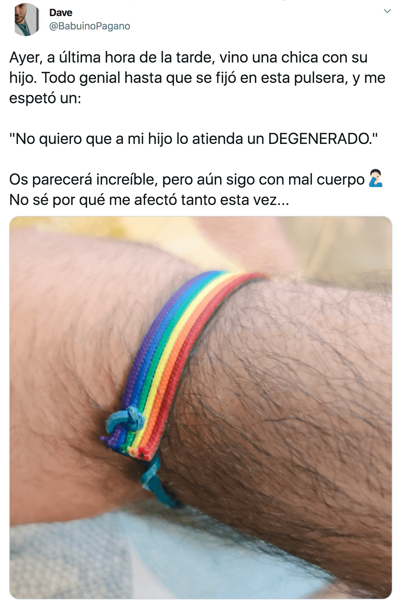 Mamma a un medico con un braccialetto rainbow: "Non voglio che mio figlio venga curato da un degenerato" - Mamma a un medico con un braccialetto rainbow - Gay.it
