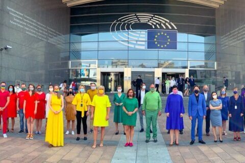 Parlamento Europeo, 32 deputati color arcobaleno per dire basta all'omotransfobia polacca - Parlamento Europeo 32 deputati color arcobaleno per dire basta allomotransfobia polacca - Gay.it