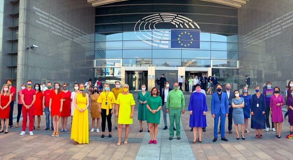 Parlamento Europeo, 32 deputati color arcobaleno per dire basta all'omotransfobia polacca - Parlamento Europeo 32 deputati color arcobaleno per dire basta allomotransfobia polacca - Gay.it