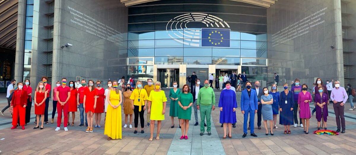 Le conquiste internazionali sui diritti LGBTQIA+ del 2023 - Parlamento Europeo 32 deputati color arcobaleno per dire basta allomotransfobia polacca - Gay.it