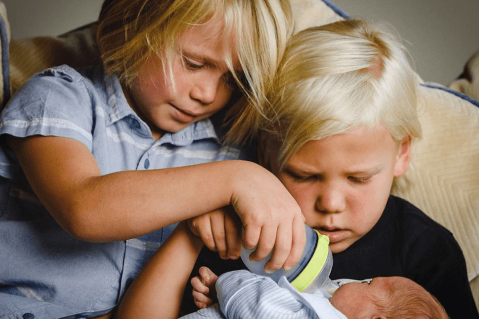 Ryan Murphy presenta il 3° figlio (allattato dai due fratellini), ecco Griffin Sullivan - foto - Ryan Murphy presenta il 3° figlio allattato dai due fratellini ecco Griffin Sullivan - Gay.it