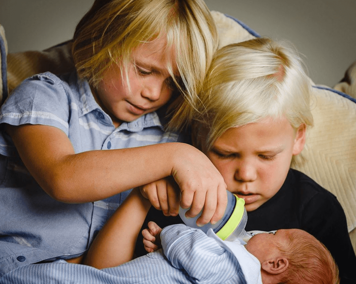 Ryan Murphy presenta il 3° figlio (allattato dai due fratellini), ecco Griffin Sullivan – foto