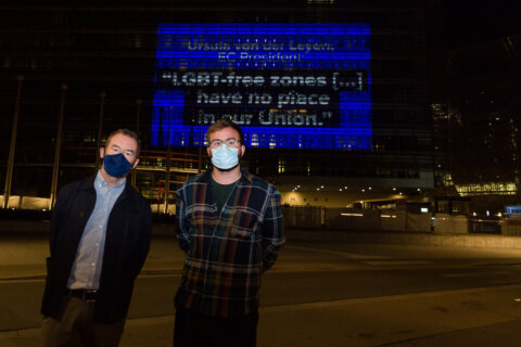 Stop alle "Zone libere da LGBT" in Polonia: consegnate 330.000 firme e proiezioni ad hoc sul palazzo UE - all out bruxelles - Gay.it