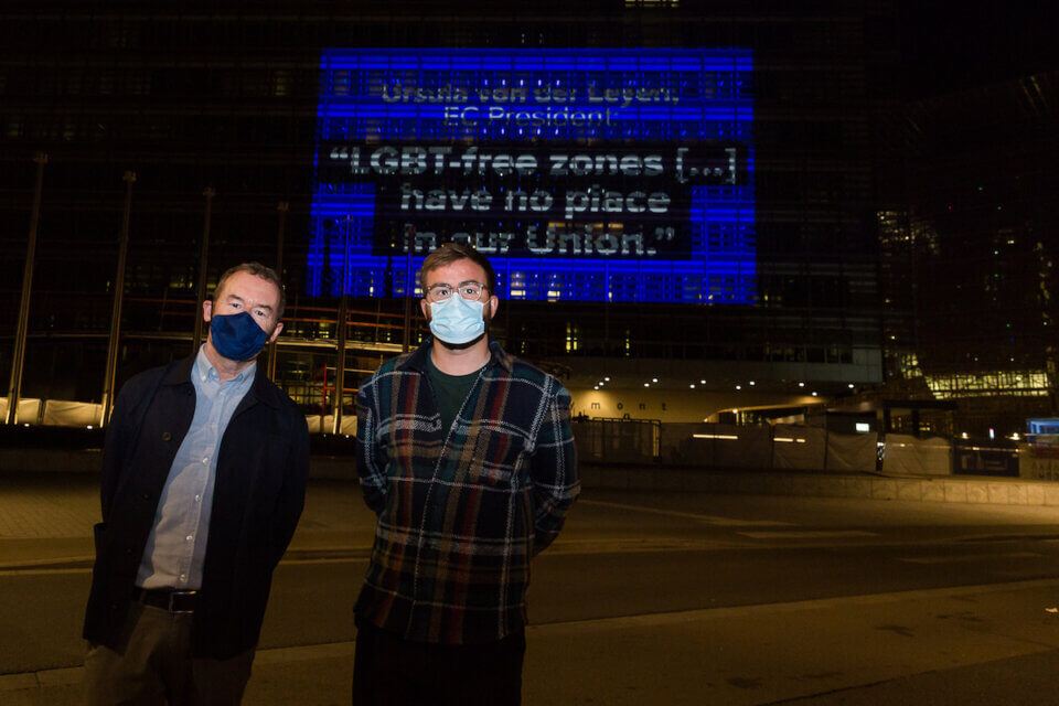 Stop alle “Zone libere da LGBT” in Polonia: consegnate 330.000 firme e proiezioni ad hoc sul palazzo UE