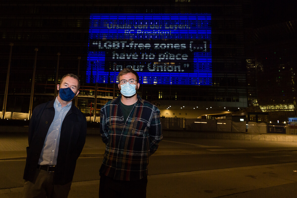 Stop alle “Zone libere da LGBT” in Polonia: consegnate 330.000 firme e proiezioni ad hoc sul palazzo UE