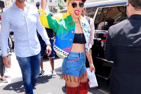 lady gaga, canzoni a tematica lgbt