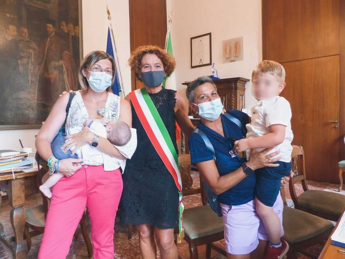 Crema, anche Leonardo ha ora legalmente due mamme: la sindaca celebra la famiglia arcobaleno