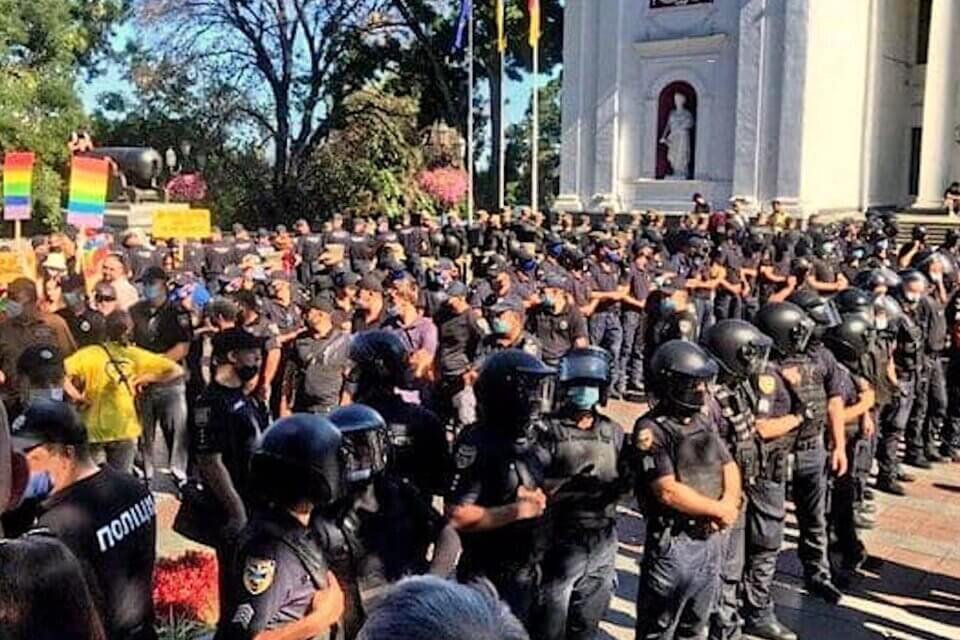 Ucraina, l’Odessa Pride attaccato dai neonazisti: la polizia guarda senza intervenire