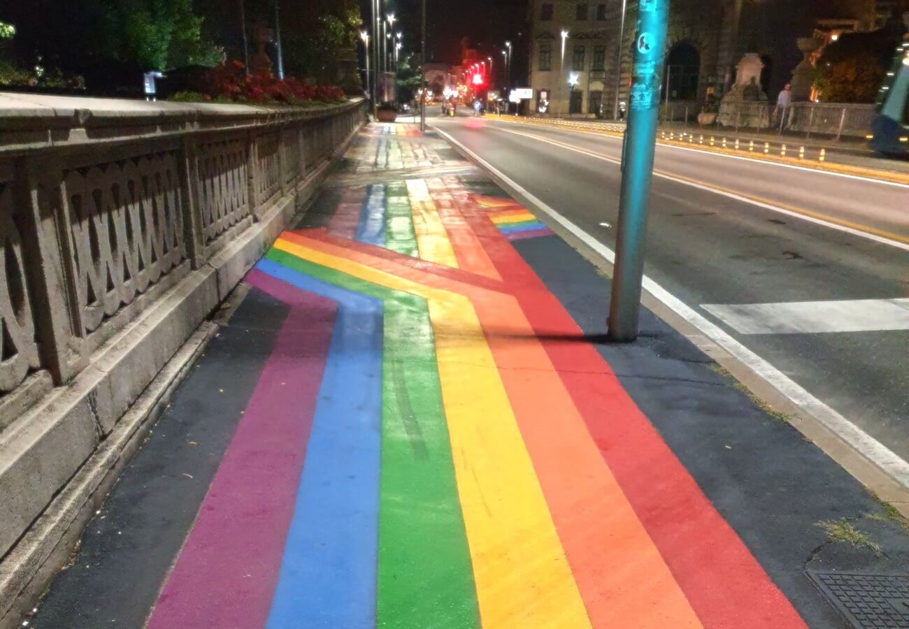 Il marciapiede rainbow di Padova induce a non voler figli (ebbene sì, siamo oltre il ridicolo)