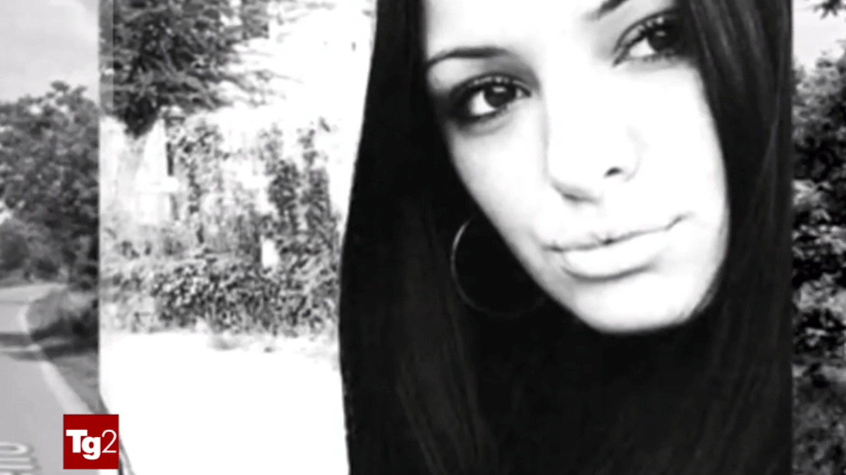 Vergogna Tg2 sull’omicidio di Caivano: il compagno trans di Maria Paola diventa “Cira, che sta per diventare uomo” – video