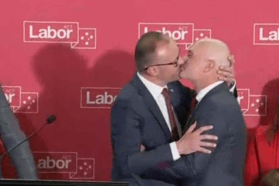 Andrew Barr, il primo ministro rivince le elezioni e bacia il marito: "Ti amo, sei la mia roccia" - il video è virale - Andrew Barr - Gay.it
